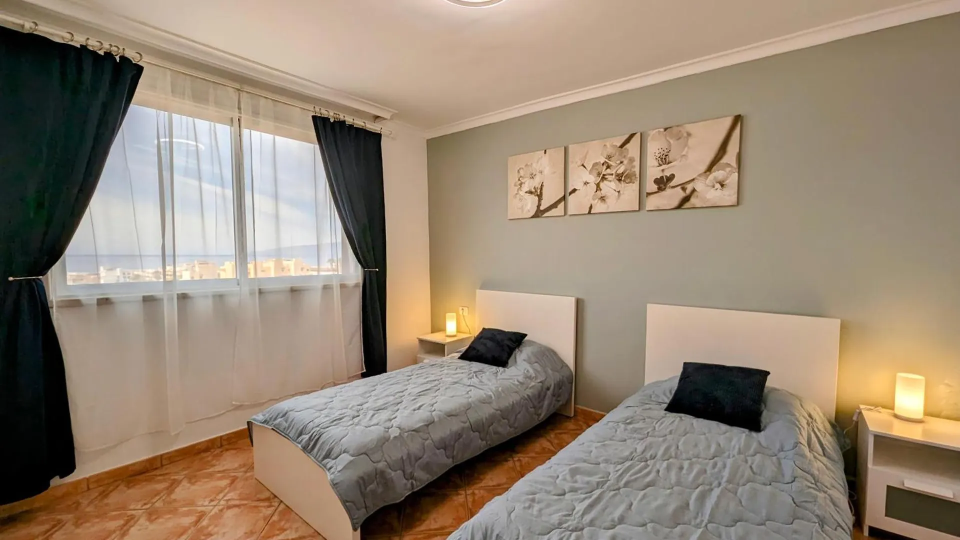 Comfortable 2-Bedroom Duplex In Playa Paraiso With Ocean View, Balcony, And Shared Pool Costa Adeje  0*, Costa Adeje (Tenerife) Spagna